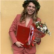 Laureata offre lezioni di materie letterarie e scientifiche